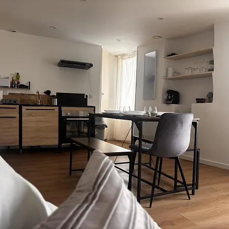 Bedroom Downtown With Parking And River View